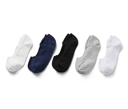 Fünf Paar Sneaker-Füßlinge in Weiß, Dunkelblau, Schwarz und Grau.