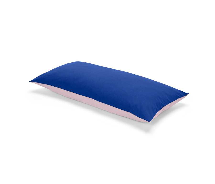 Zwei Renforcé-Kopfkissenbezüge, einer dunkelblau und einer rosa.