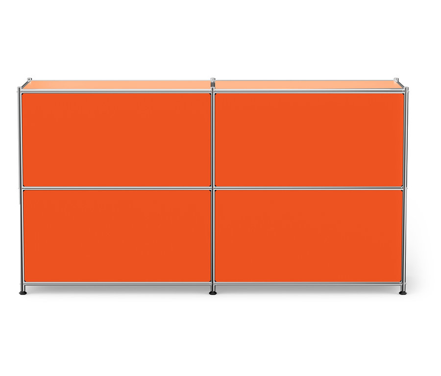 Orangefarbenes Schränkchen mit vier Fächern und silbernem Rahmen auf weißem Hintergrund.