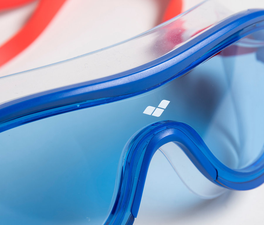 Detailansicht der blauen arena Junior Kinder-Schwimmbrille The One Mask mit rotem Band.