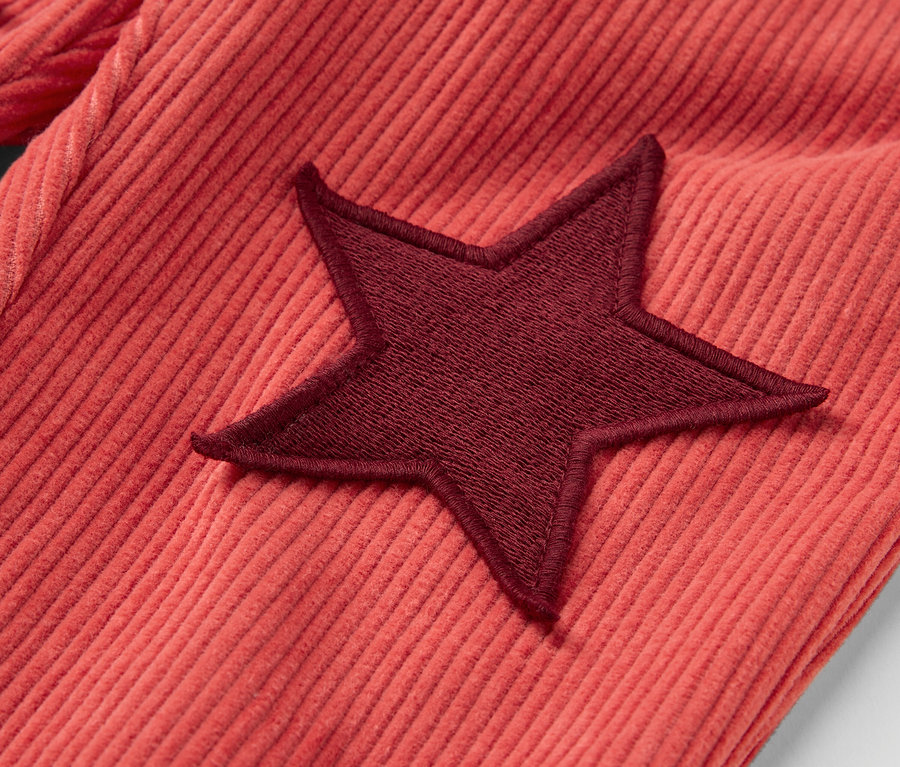 Detail einer roten Kinder-Cord-Pull-on-Pants mit einem dunkelroten Stern.