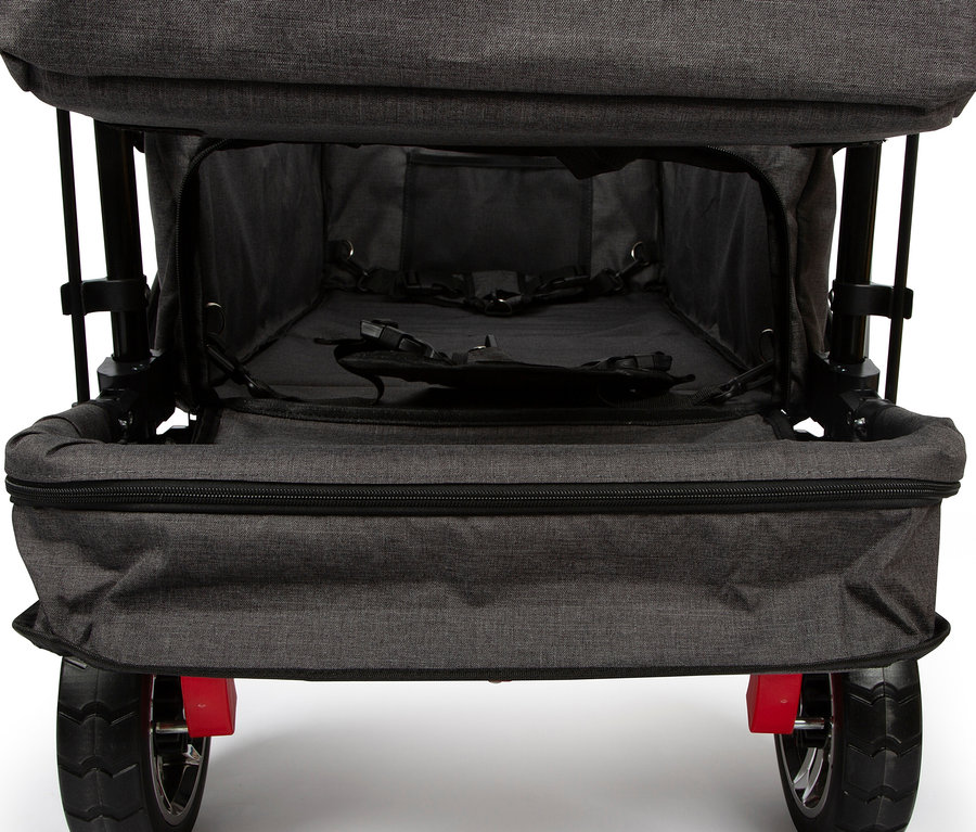 Detailansicht eines grauen Bollerwagens mit Dach und Regencover von Small Foot, mit roten Akzenten und schwarzen Rädern.