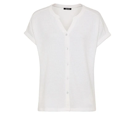 Weißes, strukturiertes Olsen Shirt mit Knöpfen und kurzen Ärmeln liegt auf einem weißen Hintergrund.
