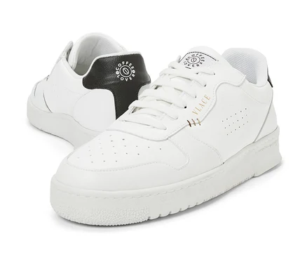 Zwei weiße Tchibo x VLACE Coffee Lover Sneaker. Die Rückseite des Schuhs hat ein schwarzes Logo.