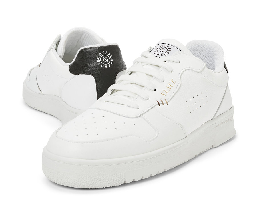 Zwei weiße Tchibo x VLACE Coffee Lover Sneaker. Die Rückseite des Schuhs hat ein schwarzes Logo.
