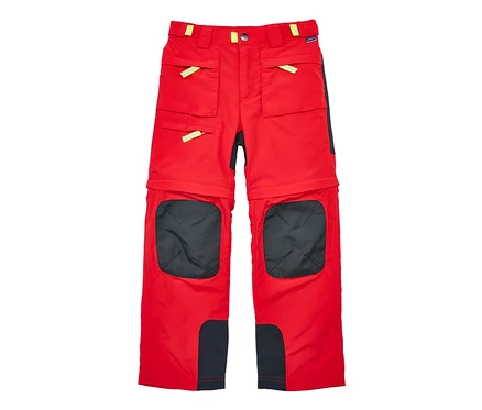 Rote Jako-O Zipp off Hose mit schwarzen Knieflicken.