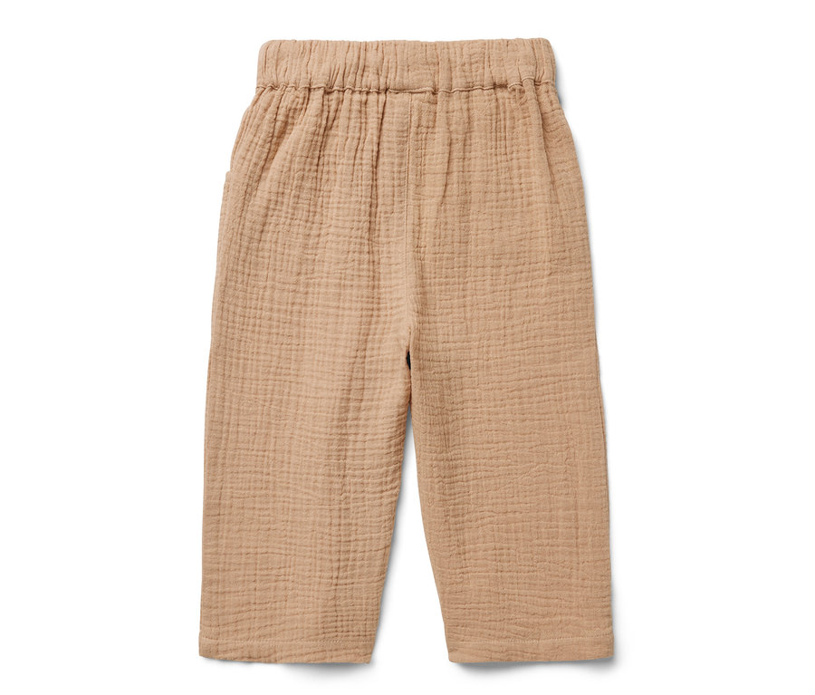 Eine hellbraune Kinder-Musselin-Hose auf einem weißen Hintergrund.