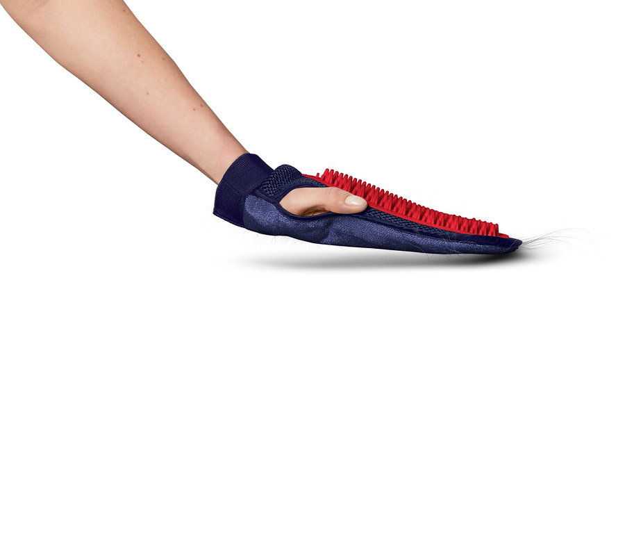 Eine Hand hält einen blauen Handschuh mit roten Borsten, der Tierhaare aufnimmt.
