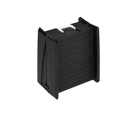Eine zusammengeklappte, schwarze Hunderampe aus Aluminium mit weißem Griff.