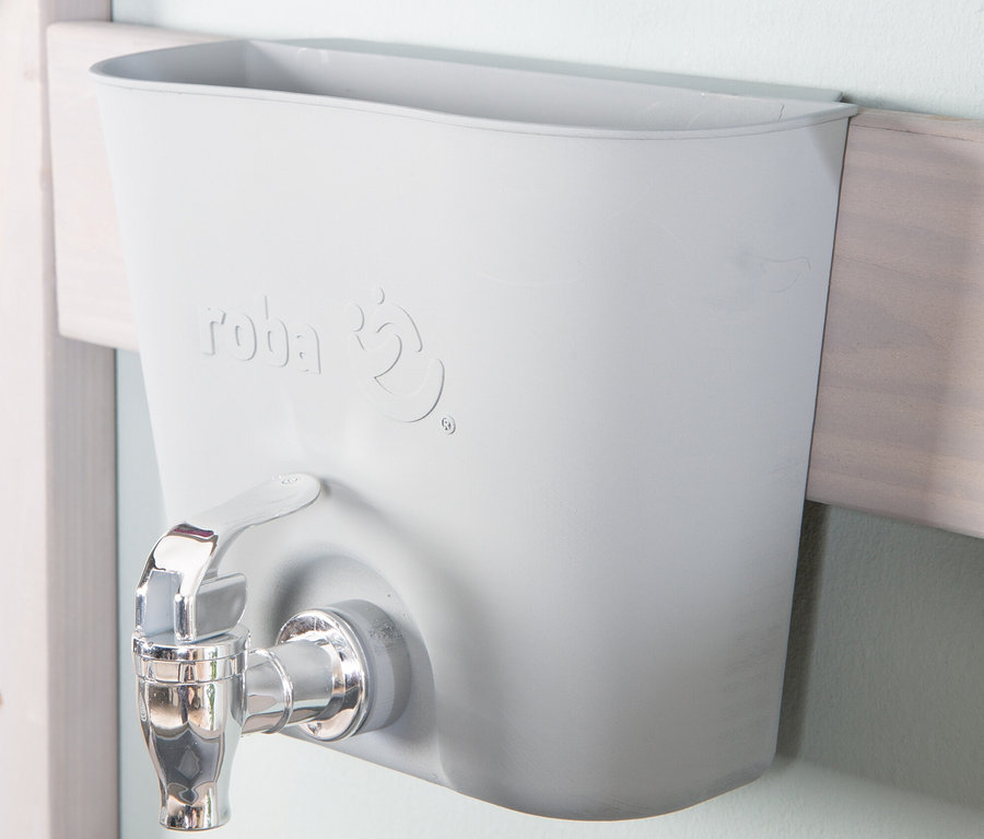 Graue roba Matschküche zum Hängen mit Wasserhahn an einem Holzrahmen befestigt.
