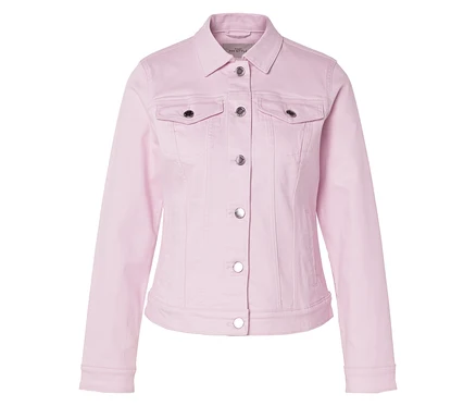 Eine hellrosa Jeansjacke liegt auf einer ebenen Fläche.