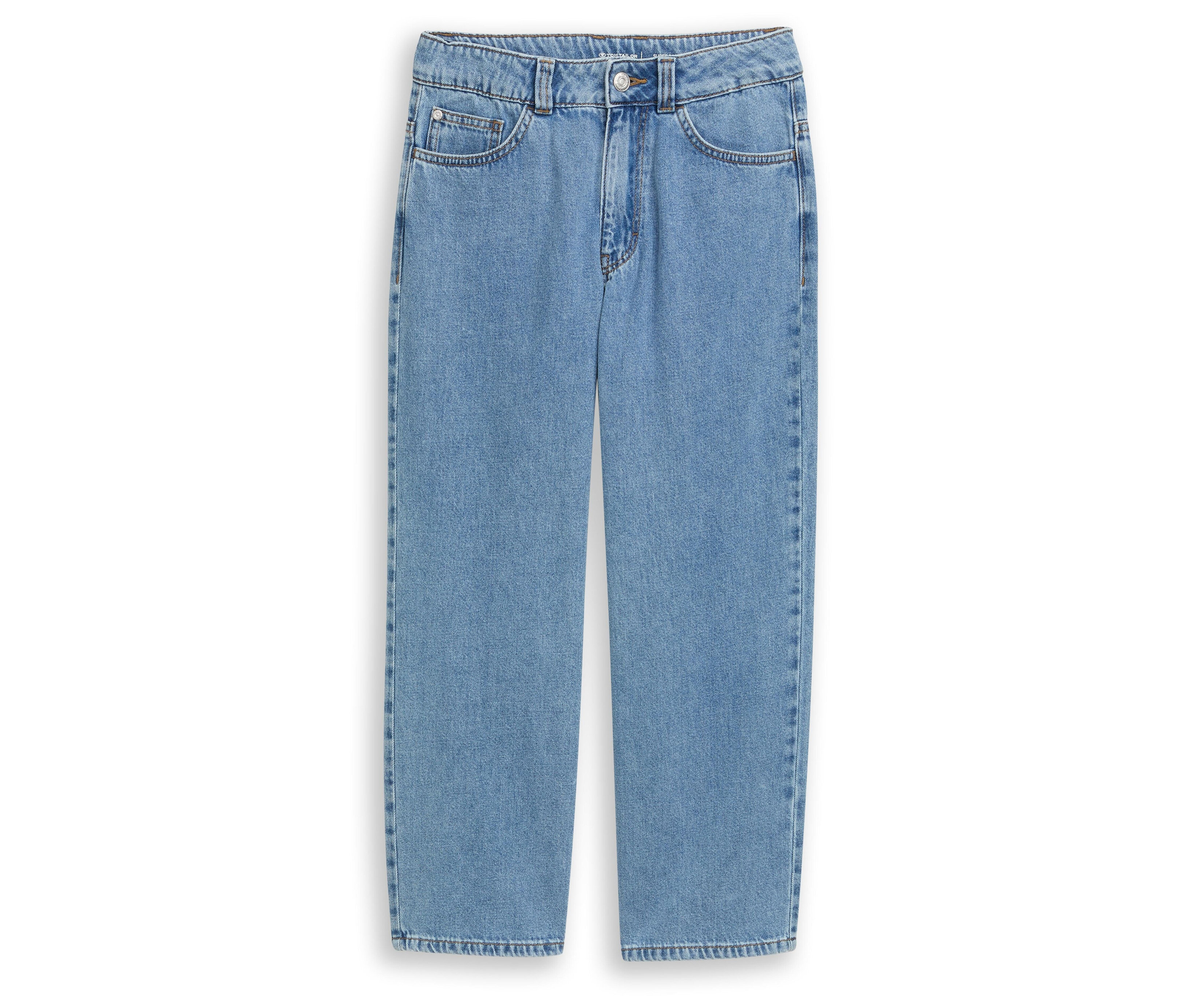 Helle, locker sitzende Jeanshose liegt auf einem weißen Hintergrund.