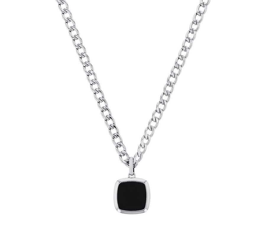 Nahaufnahme einer silbernen Panzerkette mit einem quadratischen, schwarzen Anhänger.