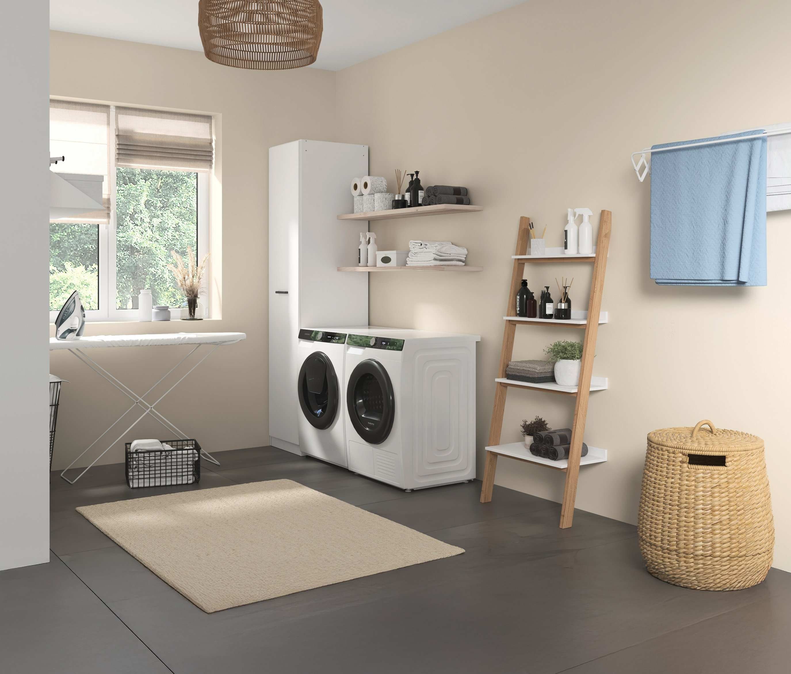 Waschküche mit zwei Waschmaschinen, einem weißen rauch Vorratsschrank »Allrounder«, einem Bügelbrett und Regalen.