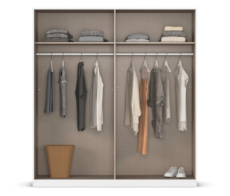 Offener Kleiderschrank mit gefalteter Kleidung, hängenden Kleidungsstücken, einem Wäschekorb und Schuhen.