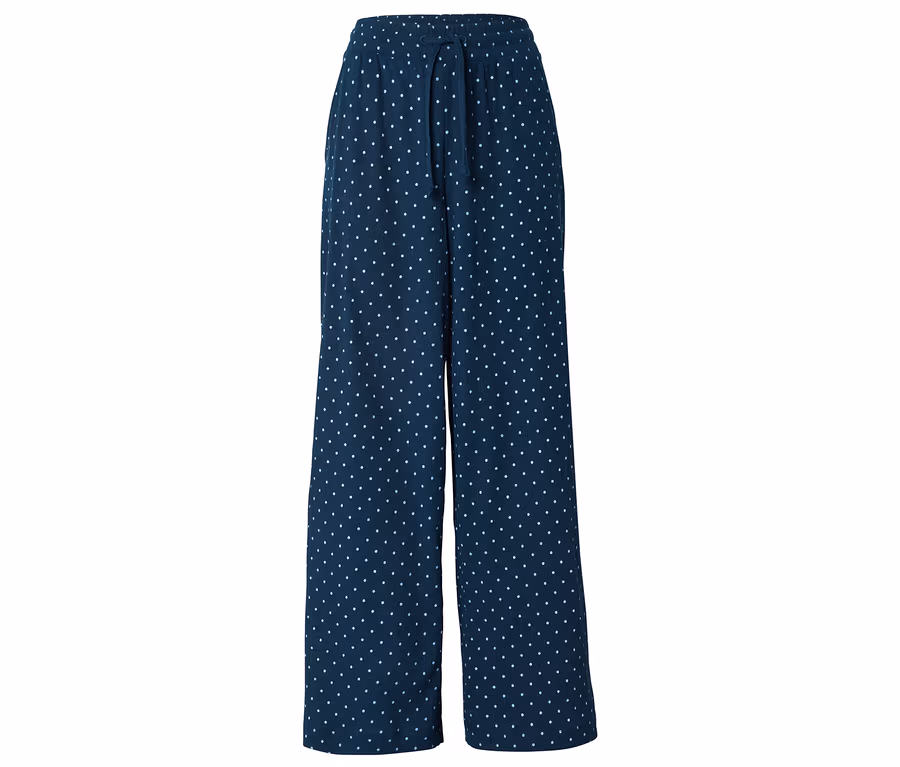 Marineblaue, weite Hose mit weißen Punkten und Kordelzug.