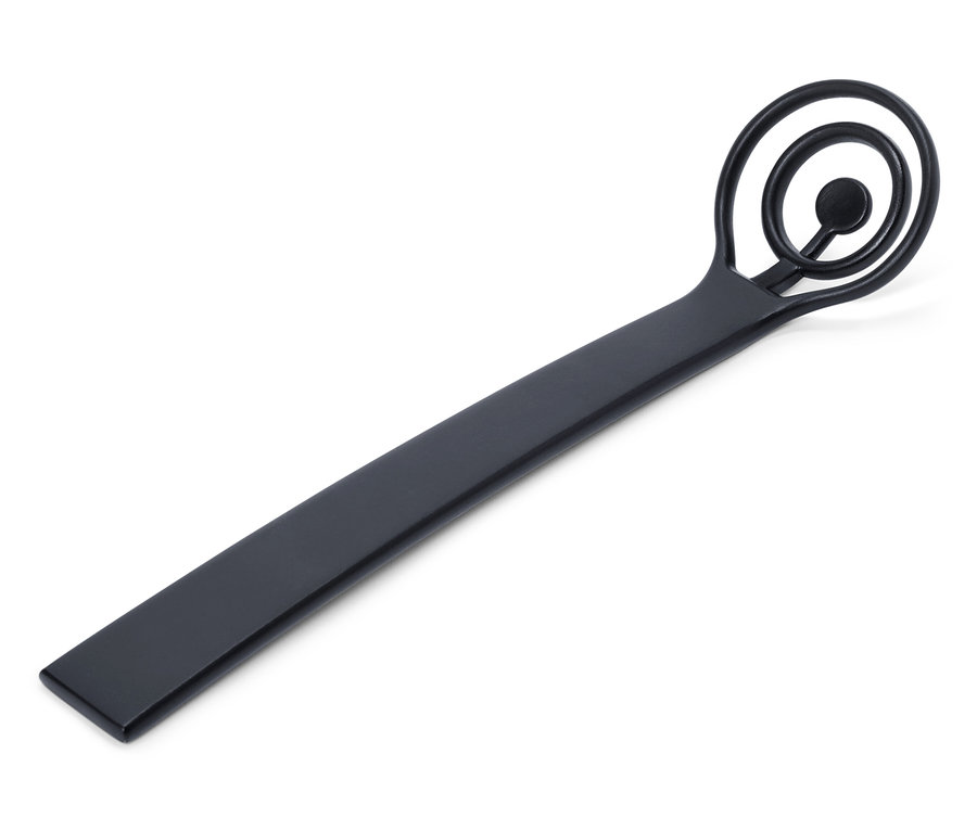 Schwarzer Honiglöffel mit spiralförmigem Ende liegt diagonal auf einem weißen Hintergrund.