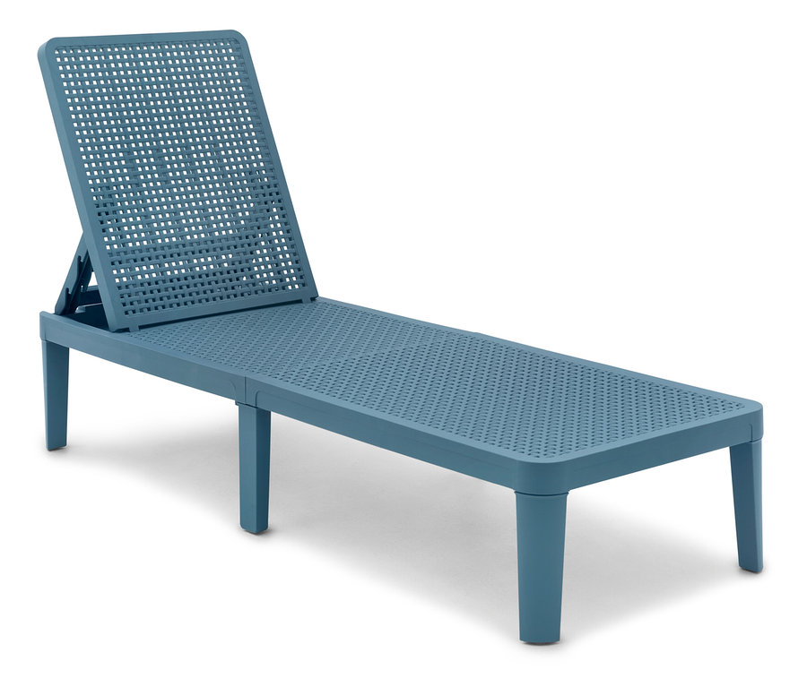 Ein blauer Liegestuhl mit verstellbarer Rückenlehne steht auf einem weißen Hintergrund.