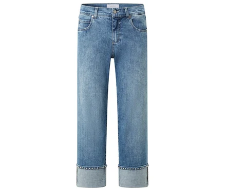 Die Angels Denim »Linn Cool« Jeans in Hellblau mit hochgekrempelten, mit Schmucksteinen besetzten Hosenbeinen ist vor einem weißen Hintergrund zu sehen.