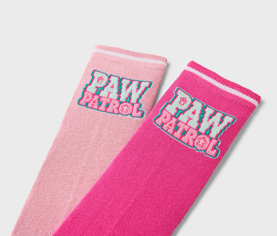 Nahaufnahme von zwei Paar Socken mit Paw Patrol-Logo, eines rosa und eines pink.