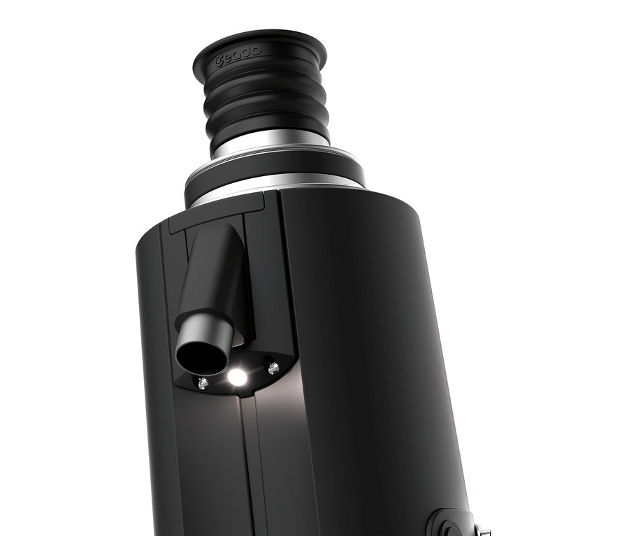 Nahaufnahme eines schwarzen, zylindrischen Geräts mit einem flexiblen, gerippten Aufsatz und einer kleinen Lampe.