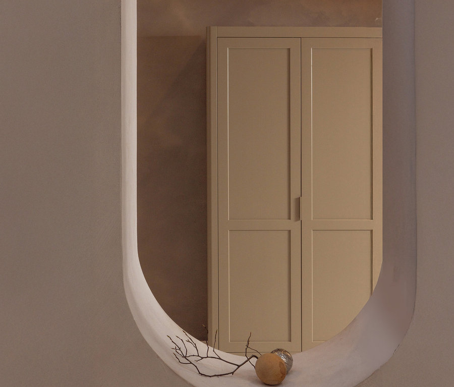 Beiger Schrank steht hinter einem weißen Bogenfenster mit dekorativen Elementen.