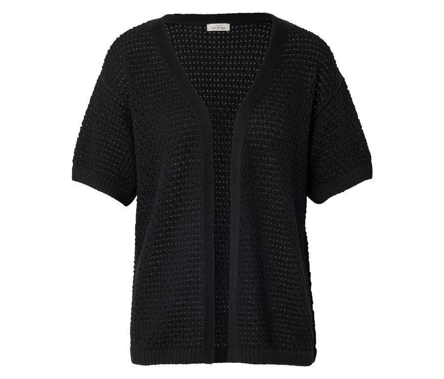 Schwarze, offene Strickjacke mit kurzen Ärmeln vor weißem Hintergrund.