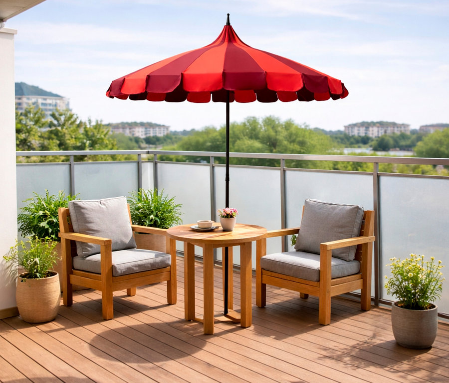 Auf einem Balkon stehen zwei Holzstühle mit grauen Kissen und ein Tisch unter einem roten Leco Sonnenschirm (Ø 240 cm).