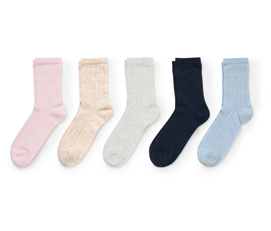 Fünf Socken in Rosa, Beige, Grau, Dunkelblau und Hellblau liegen nebeneinander auf einem weißen Hintergrund.
