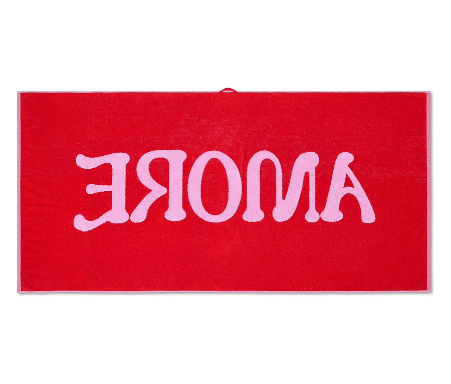 Rotes Handtuch mit rosa Schriftzug.