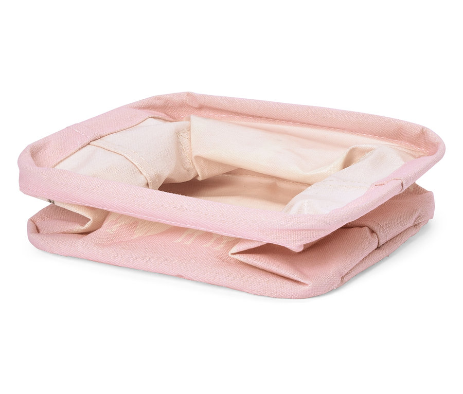 Nahaufnahme eines leeren, rosa Stoffkorbs.