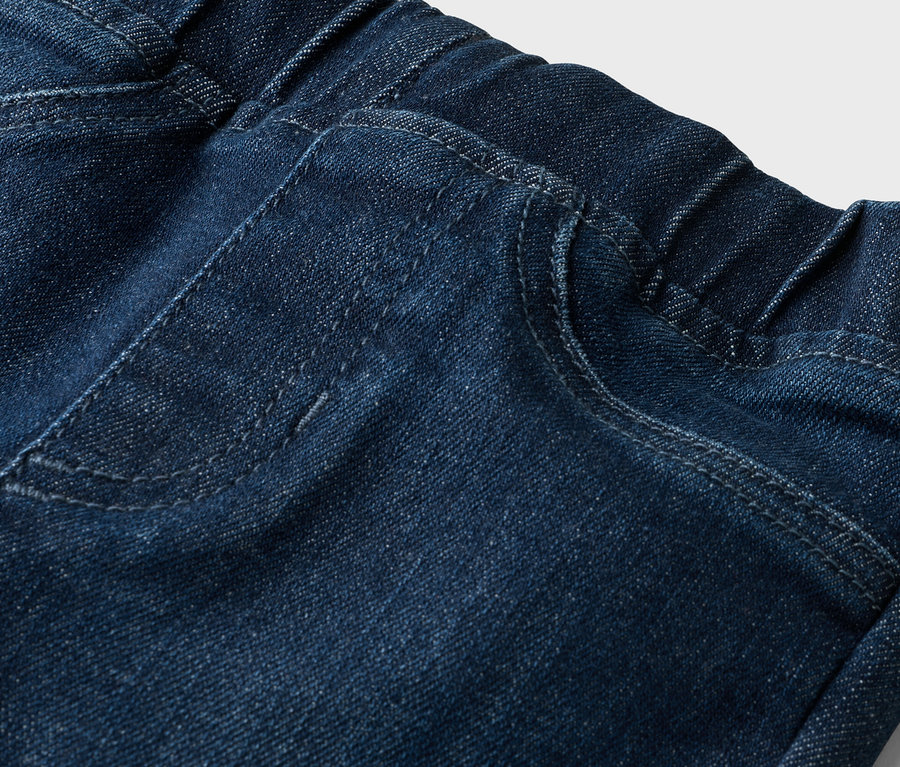 Nahaufnahme von Jeans mit Gummibund und aufgesetzter Tasche.