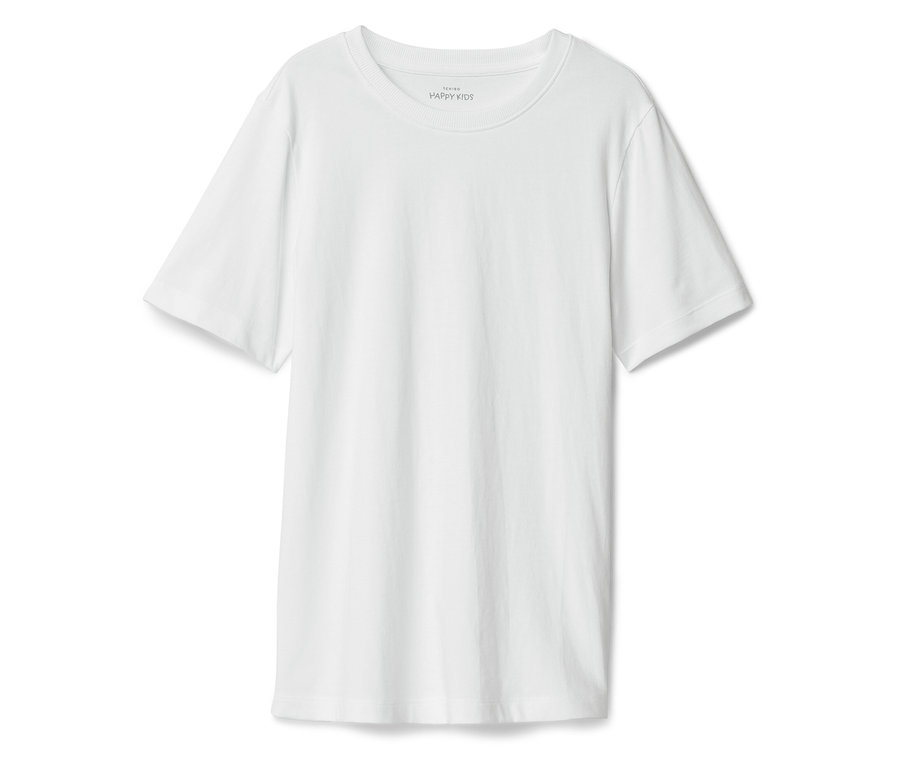 Ein weißes T-Shirt liegt auf einer weißen Oberfläche.