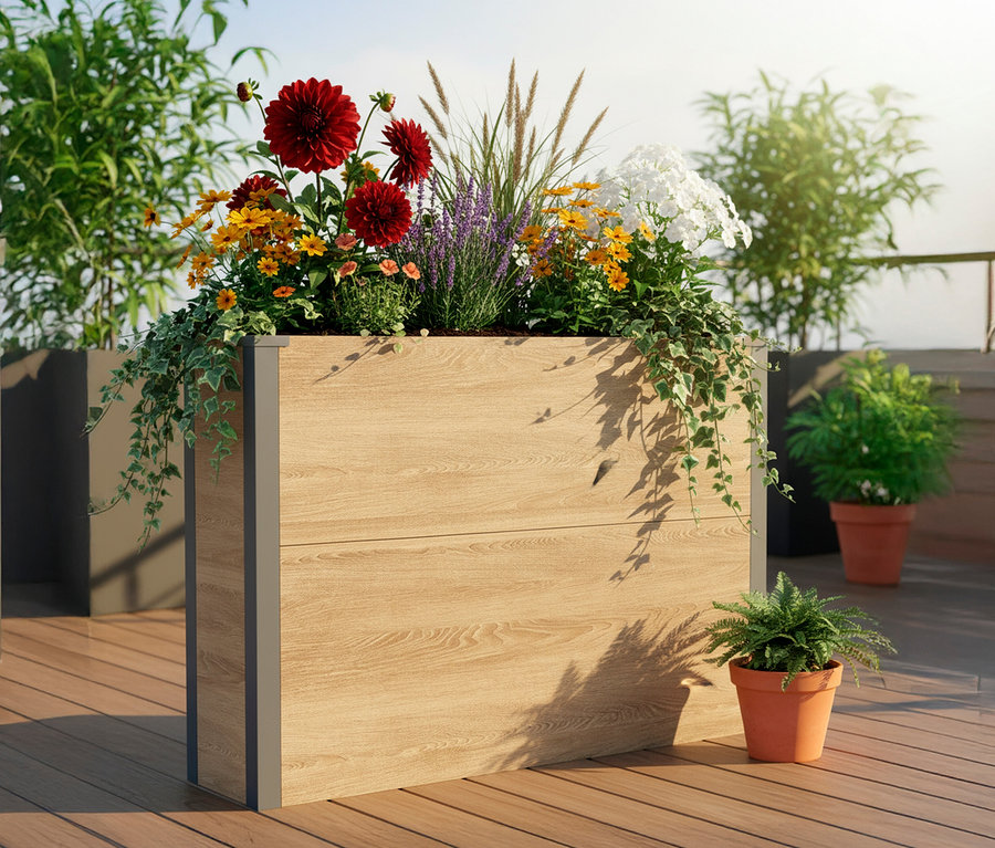 Pflanzkasten in Holzoptik, Höhe ca. 77cm, bepflanzt mit roten, gelben und weißen Blumen auf einer Terrasse.