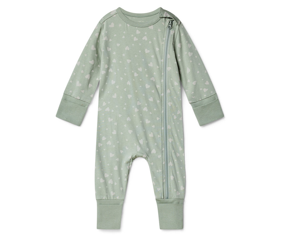 Ein hellgrüner Baby-Schlafanzug mit durchgehendem Reißverschluss und Herzmuster.