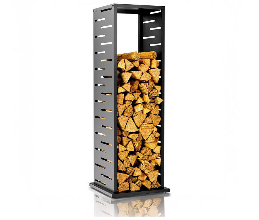 Brennholz lagert in einem dunklen, rechteckigen Holzregal mit Schlitzen an den Seiten.