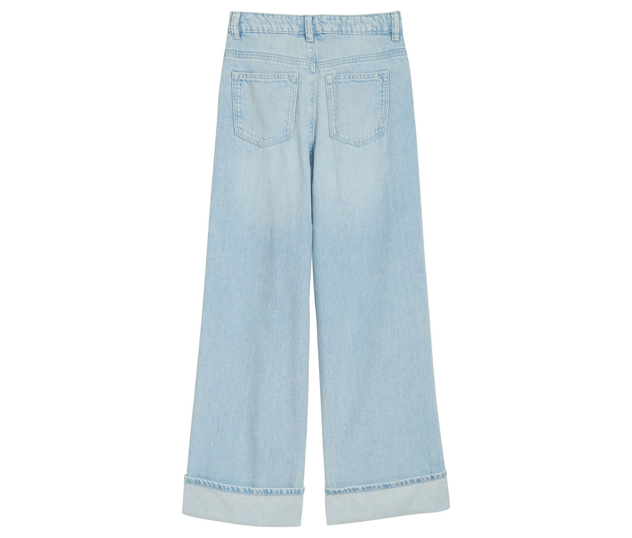 Helle, weit geschnittene Jeanshose von hinten mit hochgekrempeltem Saum.