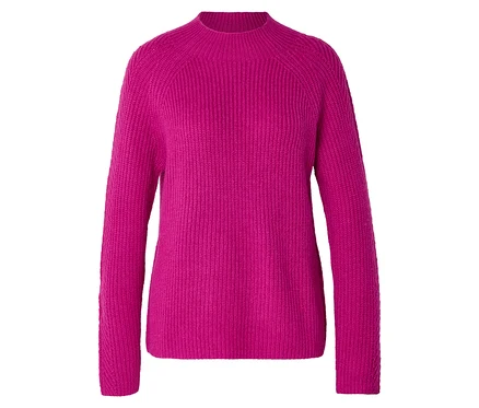 Pinker Grobstrickpullover mit Stehkragen.
