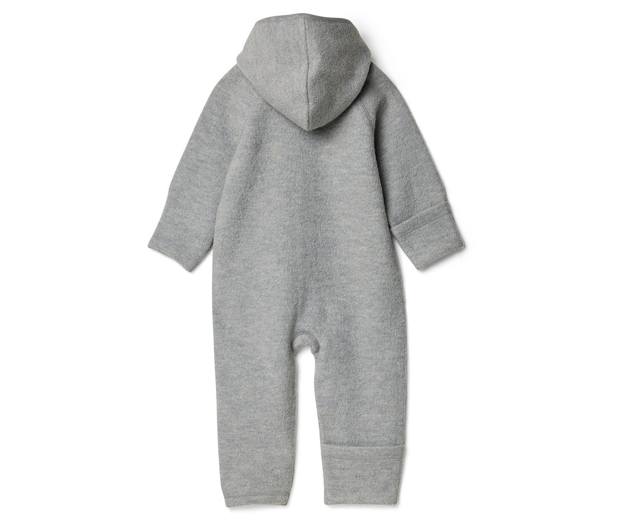 Rückansicht eines grauen Baby-Overall mit Kapuze, langen Ärmeln und Füßen.