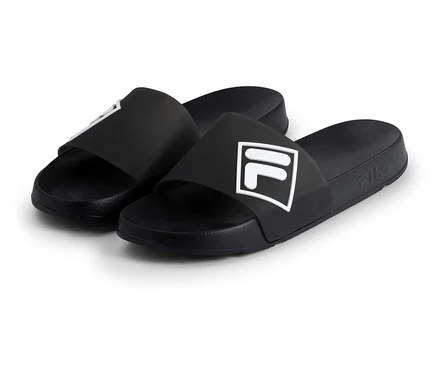 Ein Paar schwarze FILA Lugo Herren-Slipper mit weißen Fila-Logos auf den Riemen, auf weißem Hintergrund.