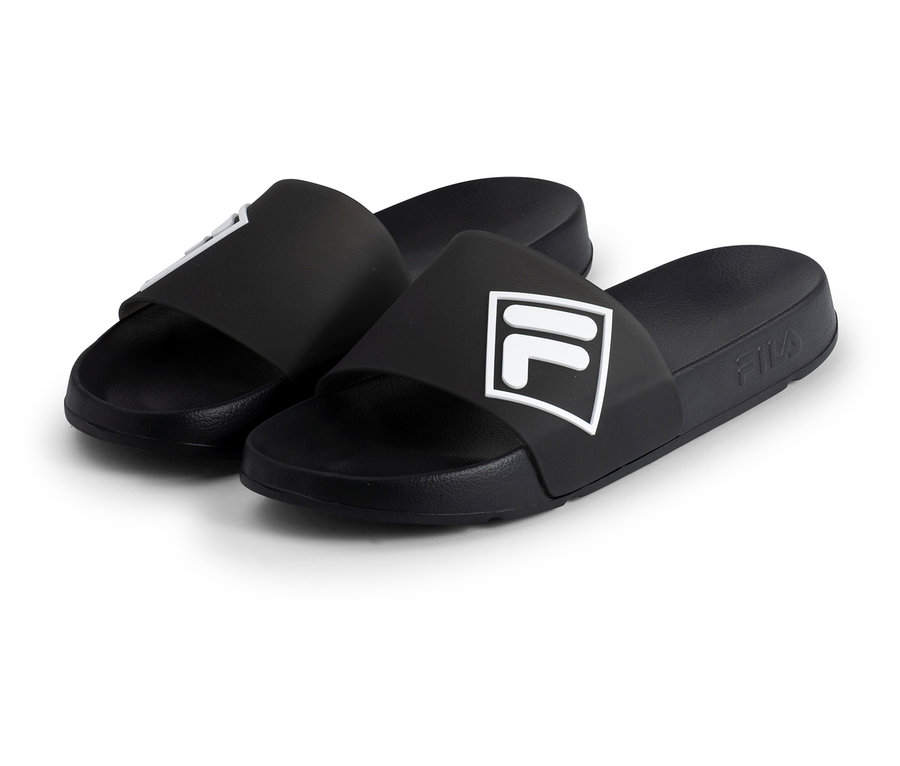 Ein Paar schwarze FILA Lugo Herren-Slipper mit weißem Fila-Logo auf dem Riemen.