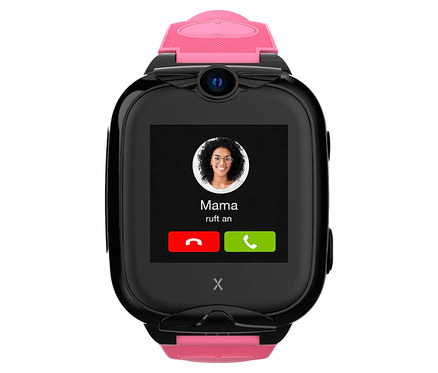 Nahaufnahme der Xplora XGO2 Kinderuhr in Pink, die einen eingehenden Anruf von "Mama" anzeigt.