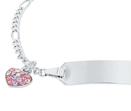 Nahaufnahme eines silbernen Armbands mit einem herzförmigen Anhänger, der mit rosa und lila Kristallen besetzt ist.