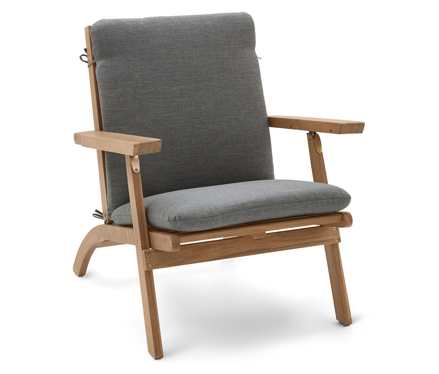 Ein einzelner Sessel mit grauem Kissen und Holzrahmen steht auf einem weißen Hintergrund.