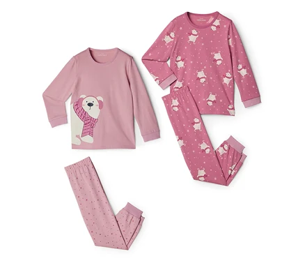 Zwei rosa Kinder-Pyjama-Sets. Ein hellrosa Set zeigt einen großen Eisbären auf dem Oberteil und eine Hose mit Sternenmuster. Das andere dunkelrosa Set hat ein Allover-Muster aus kleinen Eisbären und Sternen.