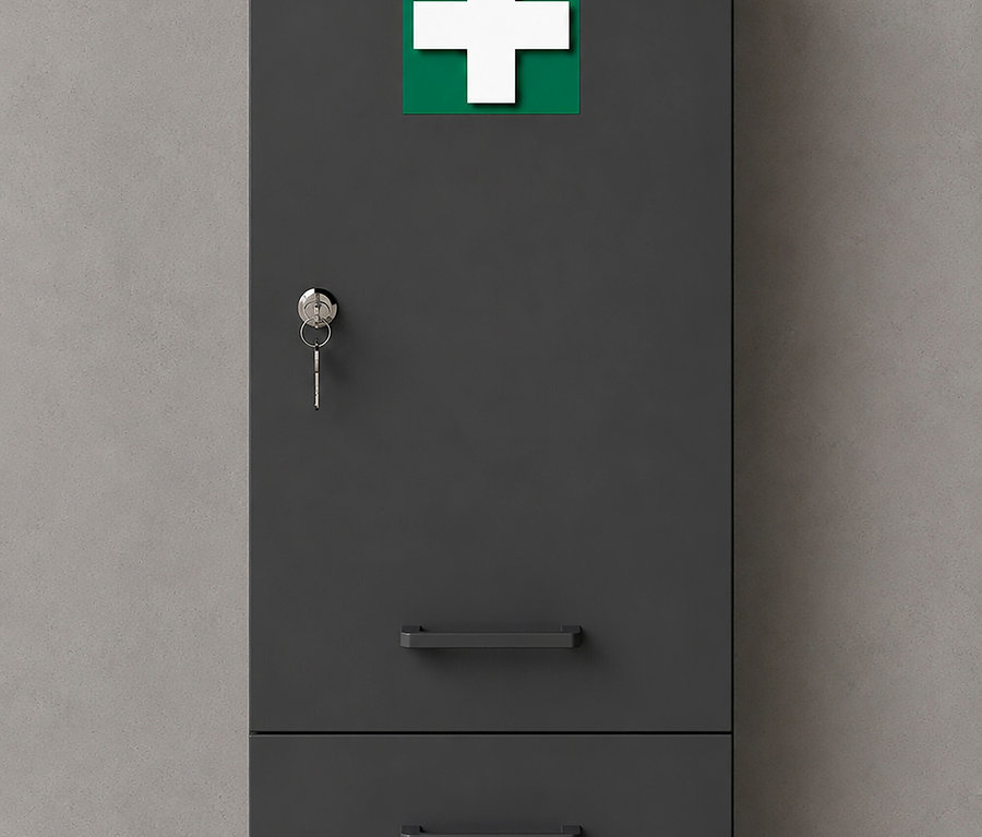 Dunkelgrauer Wand-Erste-Hilfe-Schrank mit grünem Quadrat und weißem Kreuz-Symbol, einem Schlüssel am Schloss und zwei Schubladen mit dunklen Griffen.