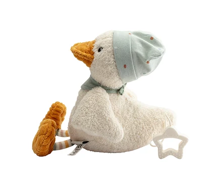 Weißes, flauschiges Enten-Stofftier mit hellblauem gepunktetem Hut, grünem Schal und orangefarbenem Schnabel und Füßen. Ein weißer Stern-Beißring hängt an der Seite.