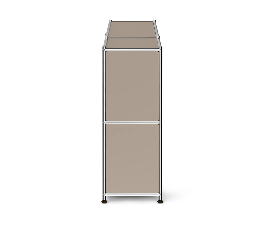 Hoher, schmaler, modularer Schrank mit Chromrahmen und zwei beigen Paneelabschnitten auf weißem Hintergrund.