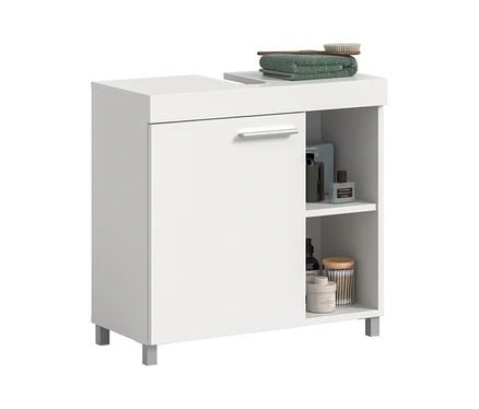 Weißer Badezimmerschrank mit einer geschlossenen Tür links und offenen Fächern rechts. Oben liegen ein grünes Handtuch und eine Holzbürste. Die Fächer enthalten Flaschen, ein Glas und Wattestäbchen. Der Schrank steht auf silbernen Beinen.