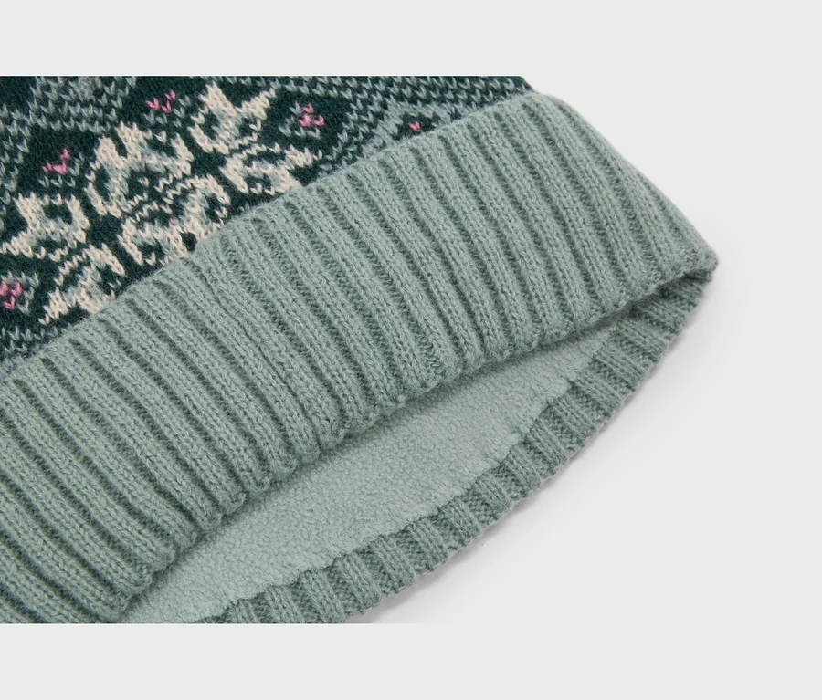 Gestrickte Mütze mit dunkelgrünem Fair-Isle-Muster in Weiß und Rosa, geripptem hellgrünem Umschlag und Fleecefutter.